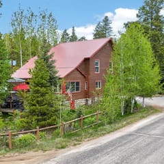 Charming 3 Bed Cabin| Lakes, Hiking, Hot Tub