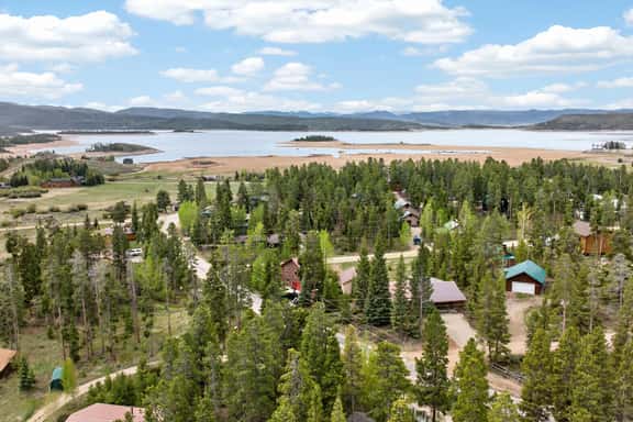 Charming 3 Bed Cabin| Lakes, Hiking, Hot Tub - Image 1