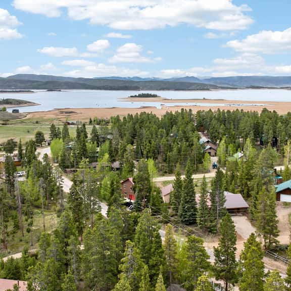 Charming 3 Bed Cabin| Lakes, Hiking, Hot Tub - Image 1